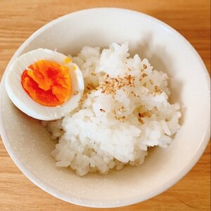 鰹節とごまと胡麻油のつゆ入り卵かけご飯